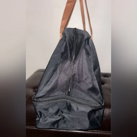 Black and tan travel bag - Picture 3 of 12